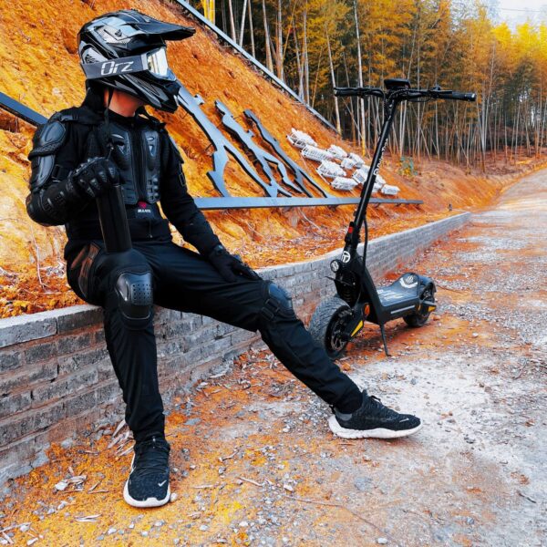 DT06 Single Drive Electric Scooter – 60V 18.2Ah Battery, 60 KM/H Max Speed, 1200W Motor, 11" Tubeless Tires, Hydraulic Suspension - Image 2